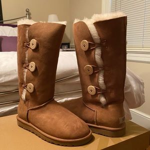 UGG BAILEY BUTTON TRIPLET BOOT - Chestnut